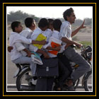 چند دانش اموز از روستاهاي جاسک در راه رفتن به مدرسه / عبدالحسين رضواني